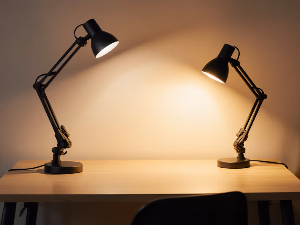 warm_led_desk_lighting_with_adjustable_color_temperature